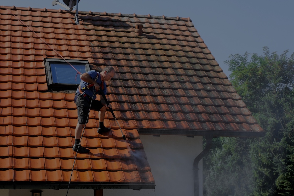 Dakreiniger aan het werk op een dak